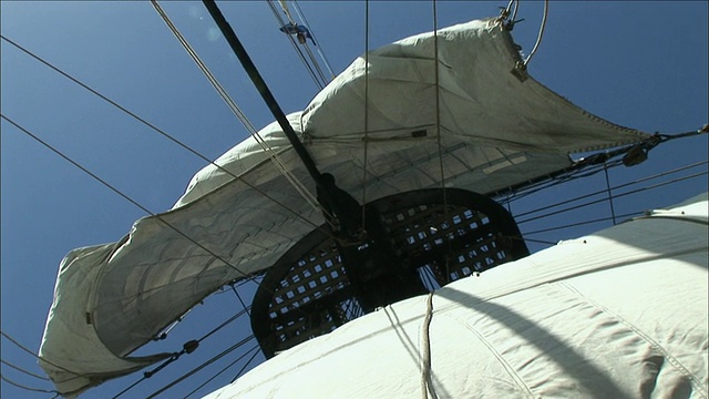 来自澳大利亚新南威尔士州悉尼市的LA White号旧船开满了帆视频素材