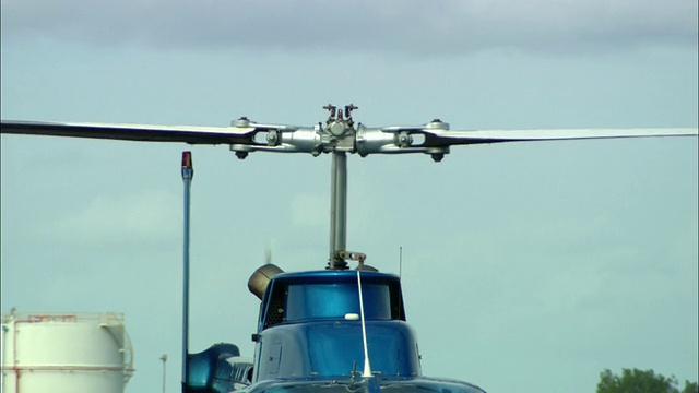 澳大利亚昆士兰凯恩斯，准备起飞的直升机的CU旋翼视频下载