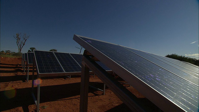 澳大利亚北领地彩虹谷，阳光明媚地照在太阳能电池板上视频下载