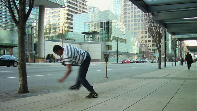 SLO MO MS Man在市中心人行道上翻转，加拿大不列颠哥伦比亚省温哥华视频素材
