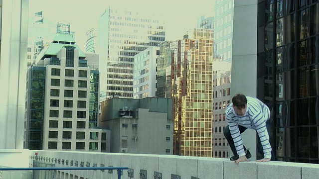加拿大不列颠哥伦比亚省温哥华市，曼女士跳过建筑的窗台并逃跑，表演跑酷视频下载