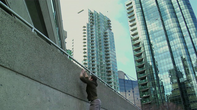 加拿大不列颠哥伦比亚省温哥华市，两名男子跳上跳下，表演跑酷视频下载