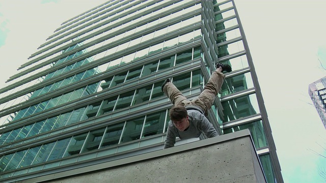 加拿大不列颠哥伦比亚省温哥华市，拉曼小姐在屋架上做倒立，表演跑酷视频下载