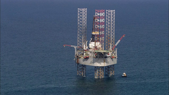空中接近马里湾/苏格兰高地的一个石油钻井平台视频下载