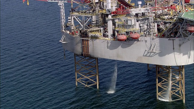 在苏格兰的马里湾/高地，空中的水从一个石油钻井平台上倾泻而下视频下载