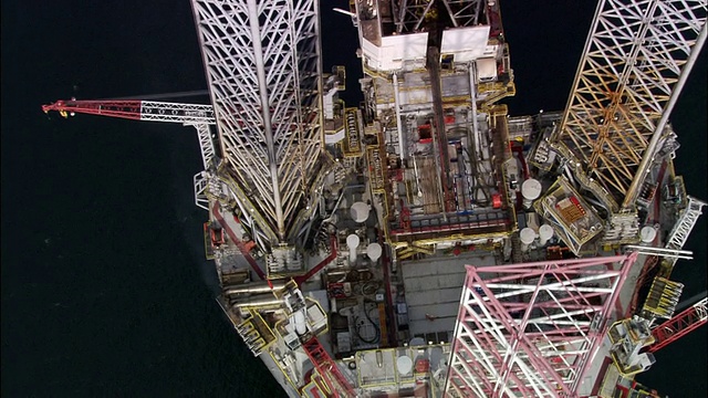 空中接近马里湾的一个石油钻井平台/直升机停机坪上方视图/高地，苏格兰视频下载