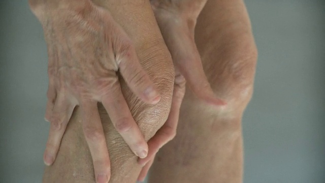 老年妇女揉膝盖，纽约，纽约，美国视频下载