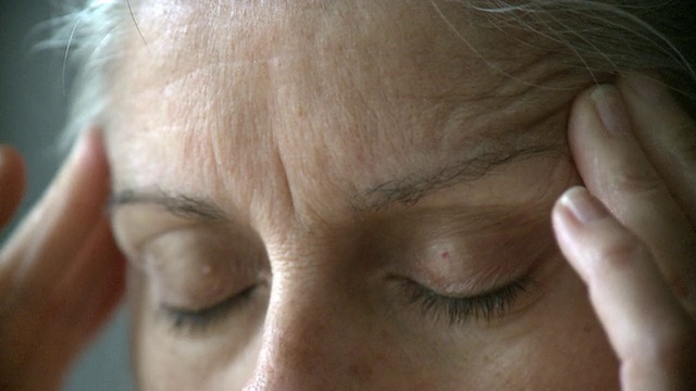 ECU选择性焦点老年妇女按摩太阳穴，纽约市，美国视频素材