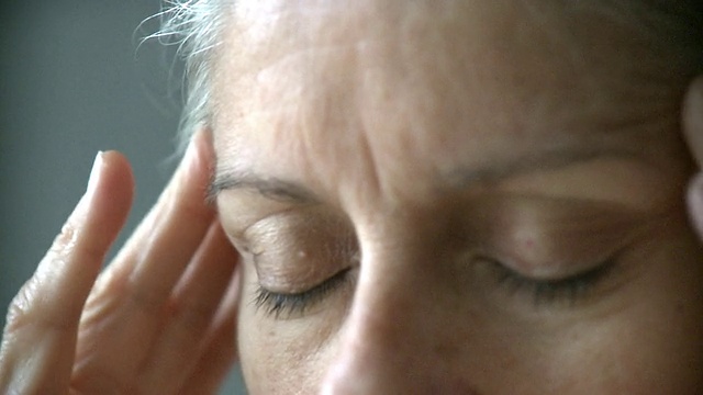 ECU选择性焦点老年妇女按摩太阳穴，纽约市，美国视频下载