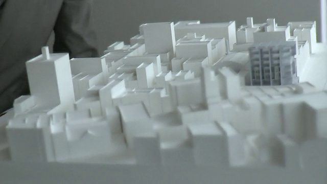 cupan TU TD商人看建筑模型，纽约，美国视频下载