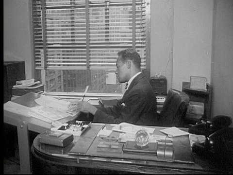 1953年黑白蒙太奇皮草大衣设计师工作，纽约，美国，纽约，音频视频下载