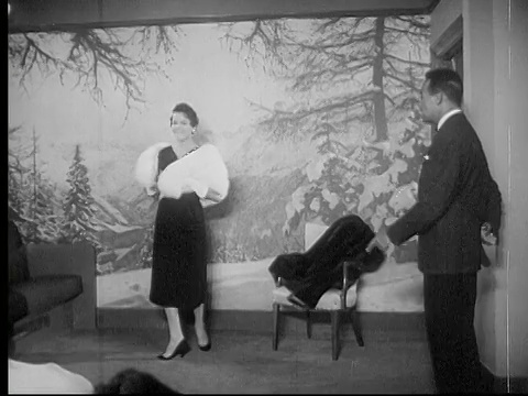 1953 B/W蒙太奇模特摆姿势和设计师观看，纽约，美国，纽约，音频视频下载