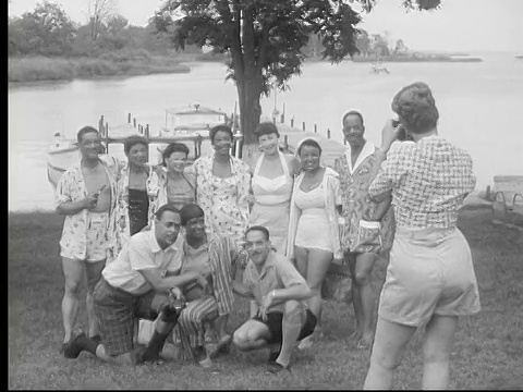 1956 B/W蒙太奇人们聚集在华盛顿大陆，休闲郊游，科尔顿，马里兰州，美国，音频视频下载