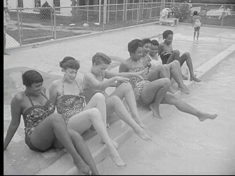 1956年B/W蒙太奇，人们聚集在华盛顿大陆，游泳池游泳，科尔顿，马里兰州，美国，音频视频下载