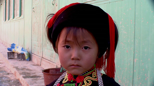 中国云南元阳哈尼族男孩的传统服饰人像视频下载
