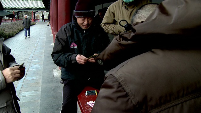 中国北京，天坛，一群人在玩牌、欢笑、开玩笑视频下载