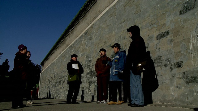中国北京，一群男子在天坛的古墙上唱歌视频下载