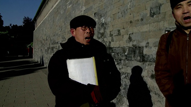 潘小姐一组男子在中国北京天坛的古墙上唱歌视频下载