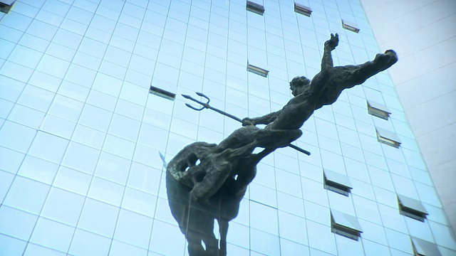 LA戏剧性的雕像附在现代摩天大楼的一侧，深圳，广东，中国视频下载