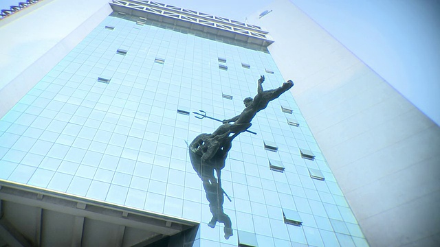 WS LA戏剧性的雕像附在现代摩天大楼，深圳，广东，中国视频下载
