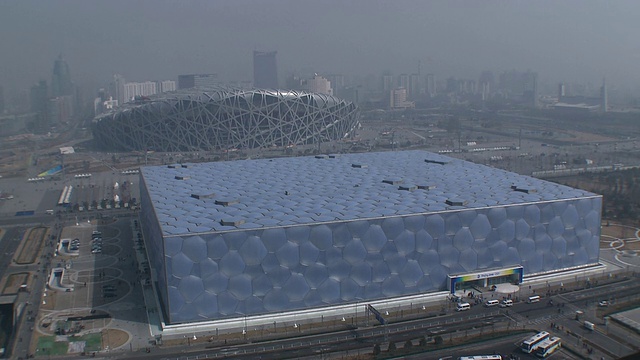 WS HA国家游泳中心，中国北京，奥林匹克游泳池和北京国家体育场鸟巢视频下载