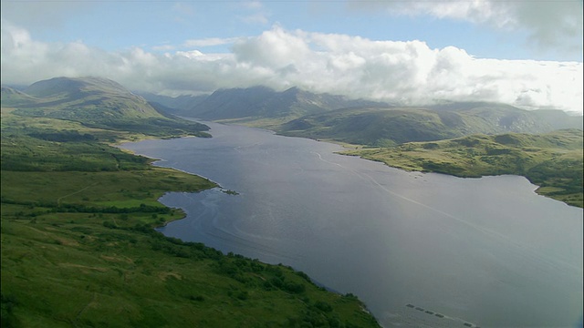 空中的Etive湖在苏格兰高地，云低悬在山脉的背景/苏格兰视频下载