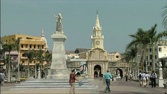 雕塑和行走在街上的人们/哥伦比亚视频下载
