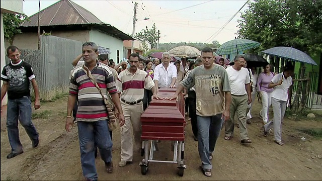 带着棺材的送葬队伍中的人们/哥伦比亚视频下载
