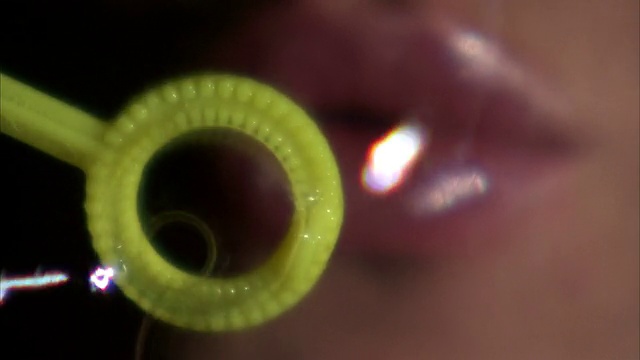ECU R/F年轻女子吹泡泡的嘴/ Orem，犹他州，美国视频素材