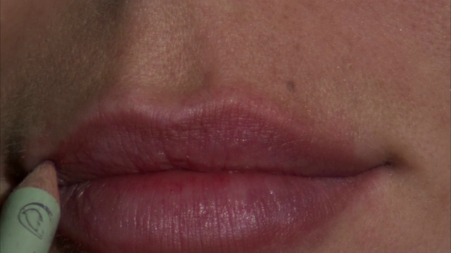 ECU年轻女子涂抹唇线/ Orem，犹他州，美国视频素材