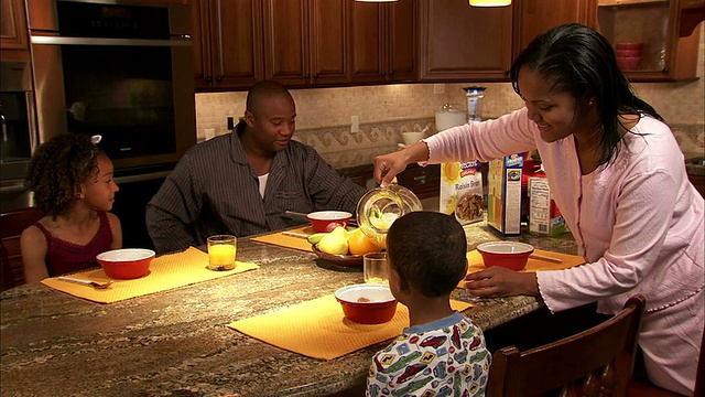 有两个孩子(4- 5,6 -7)的家庭早餐/盐湖城，犹他州，美国视频素材