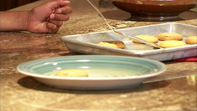 cutd TU女孩(6-7)把饼干放在盘子上/盐湖城，犹他州，美国视频素材