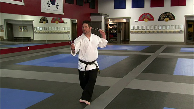WS武术教练表演跆拳道，使用sai / Springville，美国犹他州视频下载