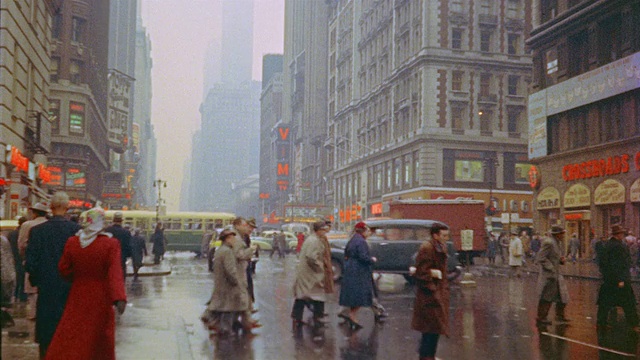 1953年，在下雨的时代广场/纽约市，蒙太奇交通和行人视频下载