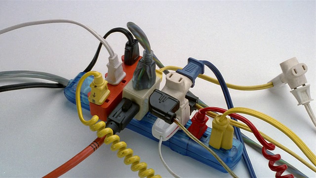 关闭过载的电涌保护器，用插头/手插另一根线视频素材