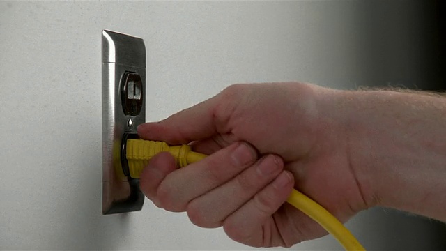 用中速手将黄色插头插入墙壁插座，再拔出视频下载