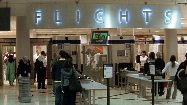 亚特兰大哈茨菲尔德机场，人们排队通过机场安检视频下载