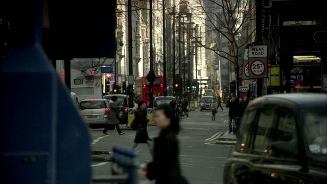 MS R/F街道场景与交通警察指挥交通/伦敦，英国视频下载