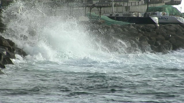 智利安托法加斯塔，海浪拍打着岩石海岸视频下载