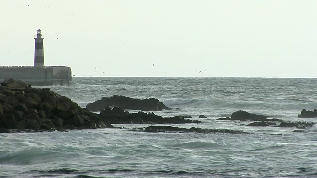 智利安托法加斯塔，海浪拍打着岩石海岸视频下载