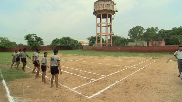 WS中学男孩穿着运动服在体育场上排队，德里区，印度视频下载