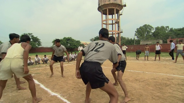MS中学男孩穿着运动服配对在体育场上摔跤比赛，德里区，印度视频素材