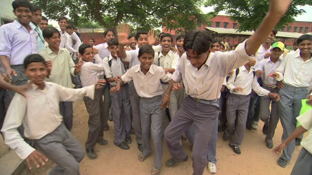 印度德里区，一群中学男生笑着向镜头挥手视频下载