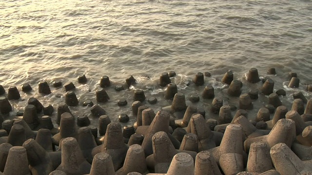 印度马哈拉施特拉邦孟买，纳里曼角，海浪冲击着海滩视频下载