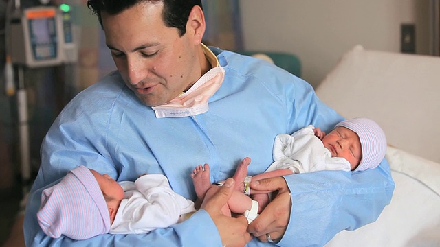 美国弗吉尼亚州里士满，MS父亲抱着刚出生的双胞胎视频素材