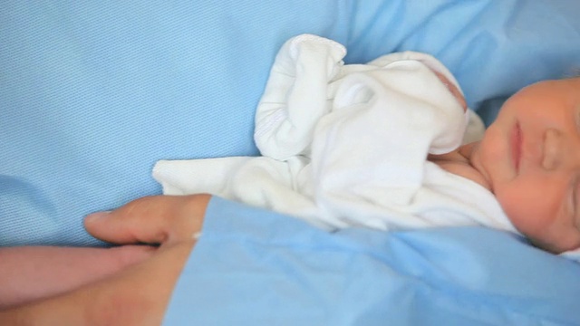 CU PAN从一个新生儿被男人抱到另一个新生儿/里士满，弗吉尼亚州，美国视频素材