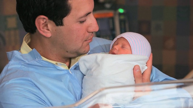MS TU从保育箱里的新生婴儿到父亲抱着并亲吻新生婴儿/里士满，弗吉尼亚州，美国视频素材