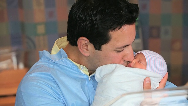 MS TU从在保温箱里打哈欠的新生儿到抱着新生儿的父亲，看着镜头微笑/里士满，弗吉尼亚州，美国视频素材