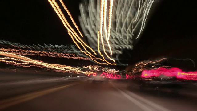 WS POV T/L长曝光在美国纽约哈莱姆/曼哈顿晚上街道上的交通视频素材