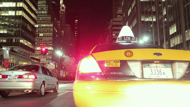 WS POV T/L长时间暴露在夜间从布鲁克林到曼哈顿的街道上/美国纽约曼哈顿视频素材